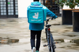 Rider deliveroo che consegna nelle nuove città coperte dal servizio