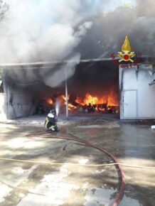 Incendio a Velletri nel capannone industriale
