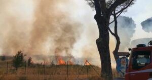 incendio roma bufalotta strada chiusa 200 persone evacuate