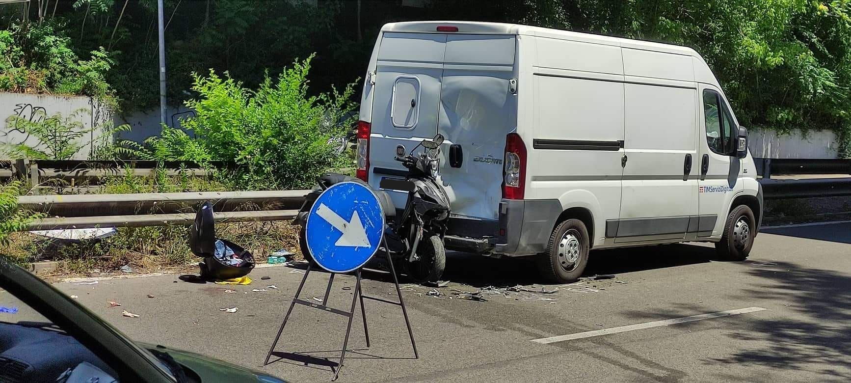 Il furgone e lo scooter dopo l'incidente in zona Prati Fiscali