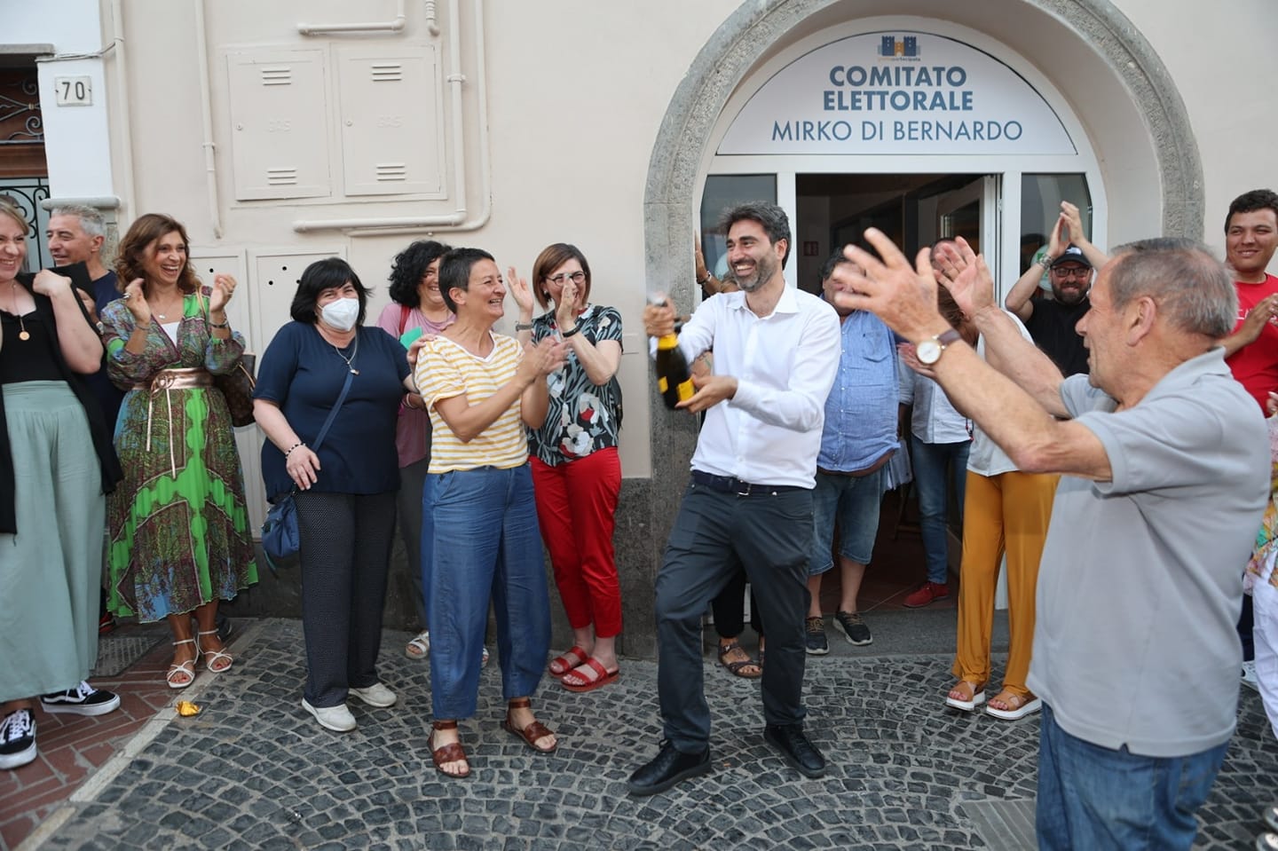 Mirko Di Bernardo e la squadra che ha vinto le elezioni grottaferrata 2022