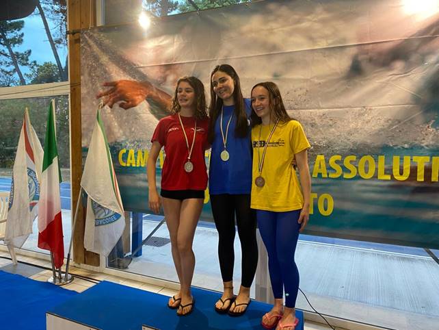 Federica Casalbore sul podio per la vittoria nel nuoto pinnato
