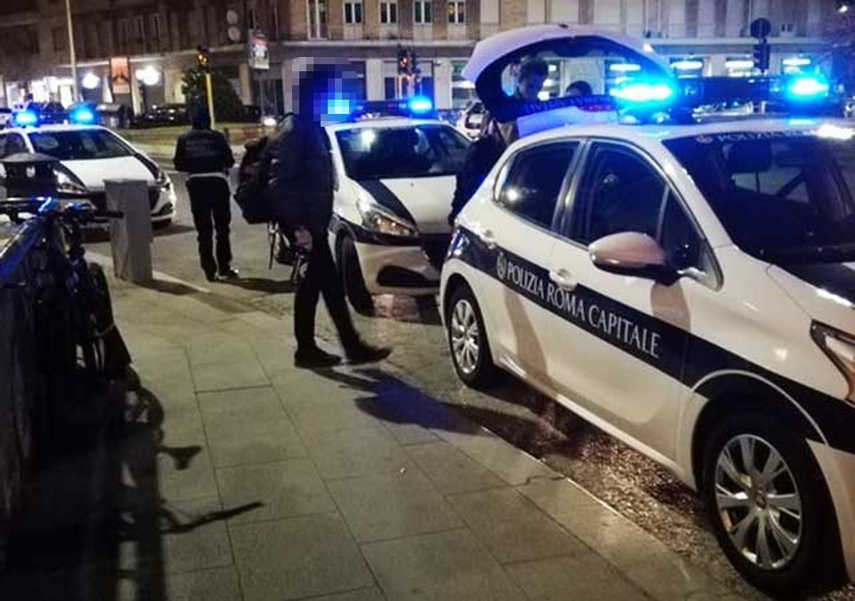 Polizia locale intervenuta per l'incidente a Roma dove due pedoni sono stati travolti da un bus Atac