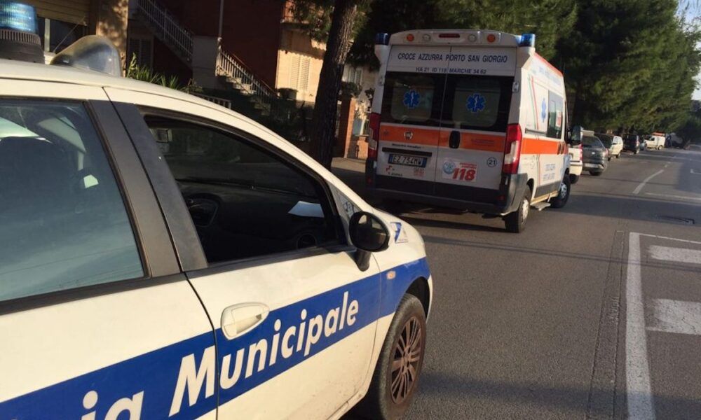 Ambulanza e Polizia Locale per un incidete all'Appio Latino