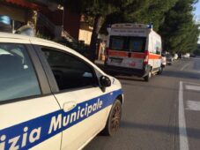 Ambulanza e Polizia Locale per un incidete all'Appio Latino