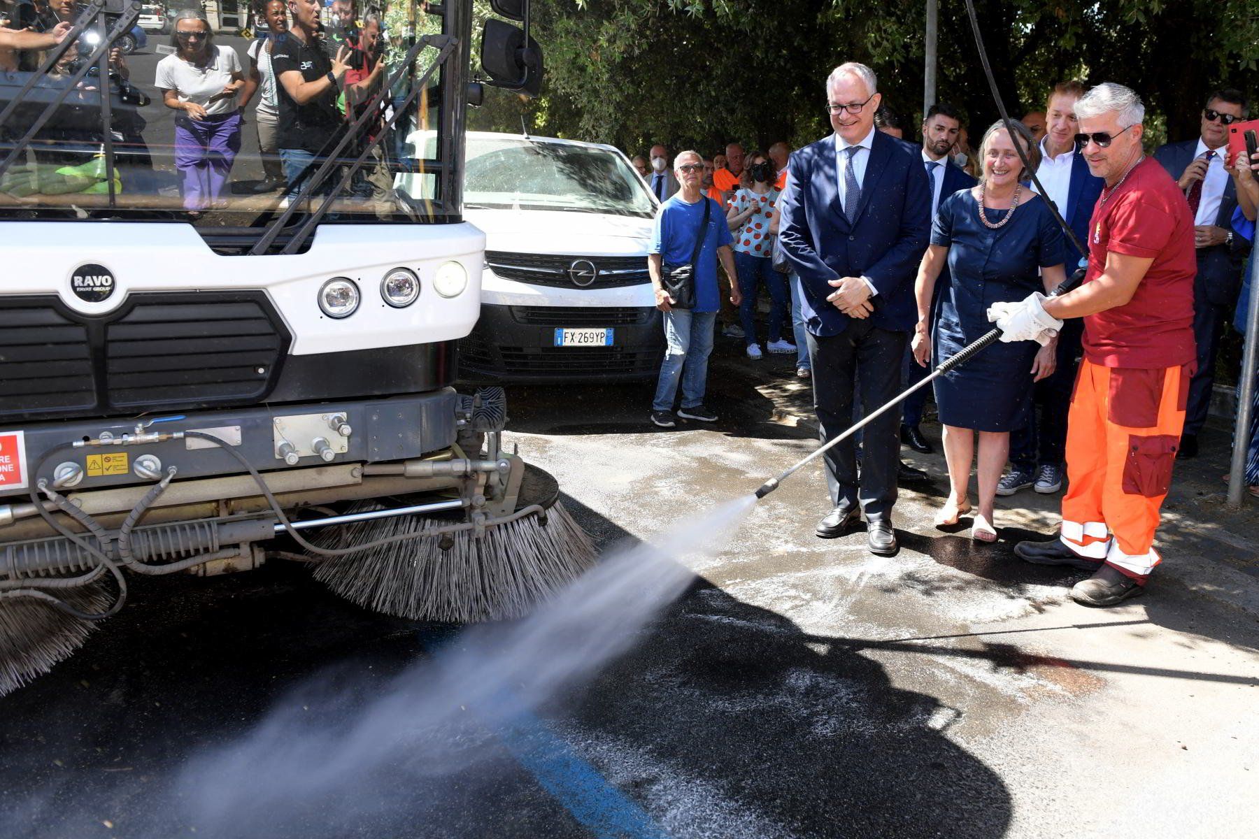 pulizia strade Roma. spazzatrici