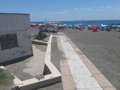 Spiaggia Ostia non accessibile a chi ha difficoltà motorie