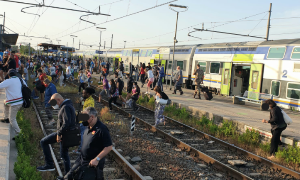 Persone sui binari a Campoleone dopo il treno deragliato