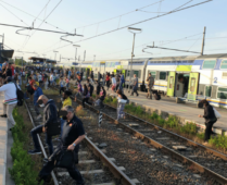 Persone sui binari a Campoleone dopo il treno deragliato