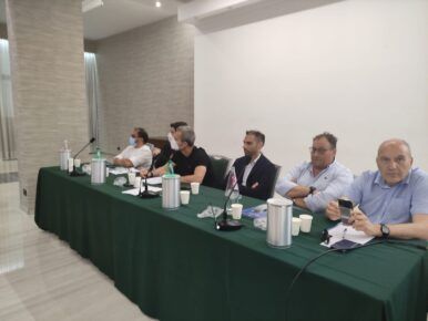 Il sindaco di Pomezia Zuccalà con i lavoratori del centro Leonardo