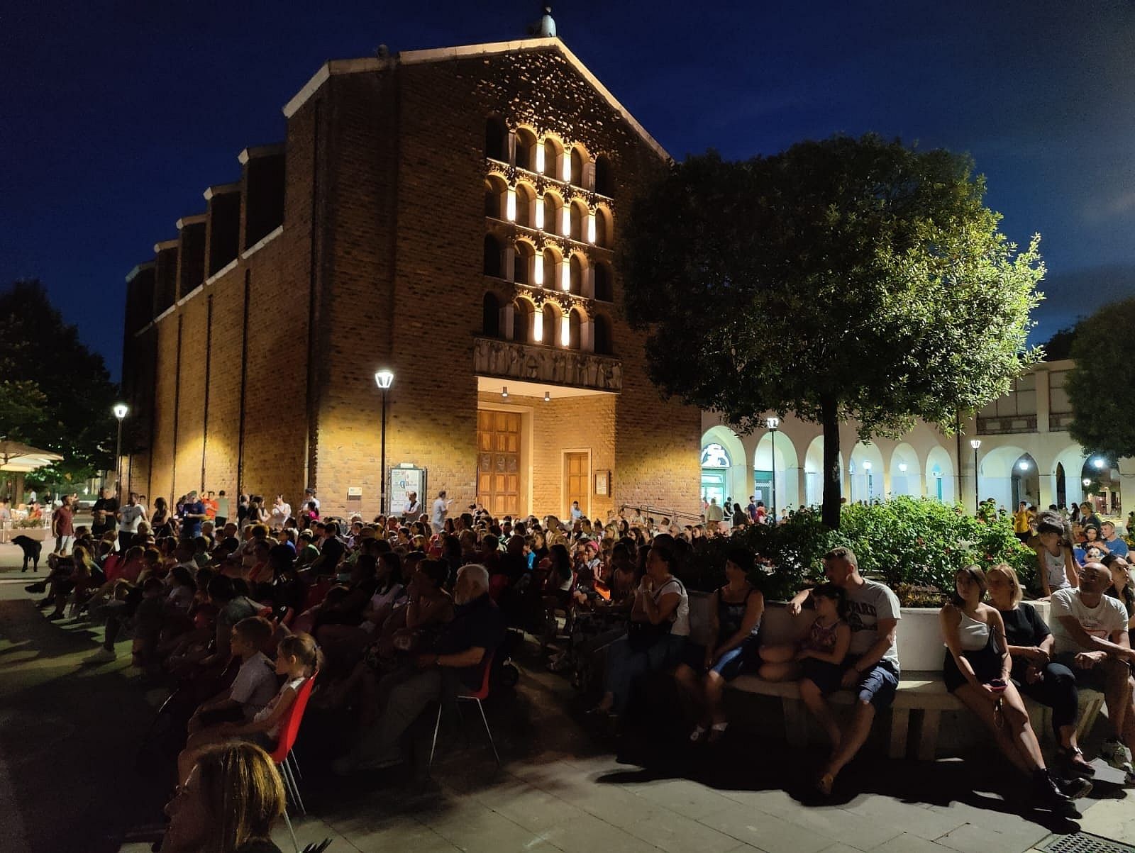 Gente in piazza indipendenza per gli eventi di luglio 2022 a Pomezia e Torvaianica