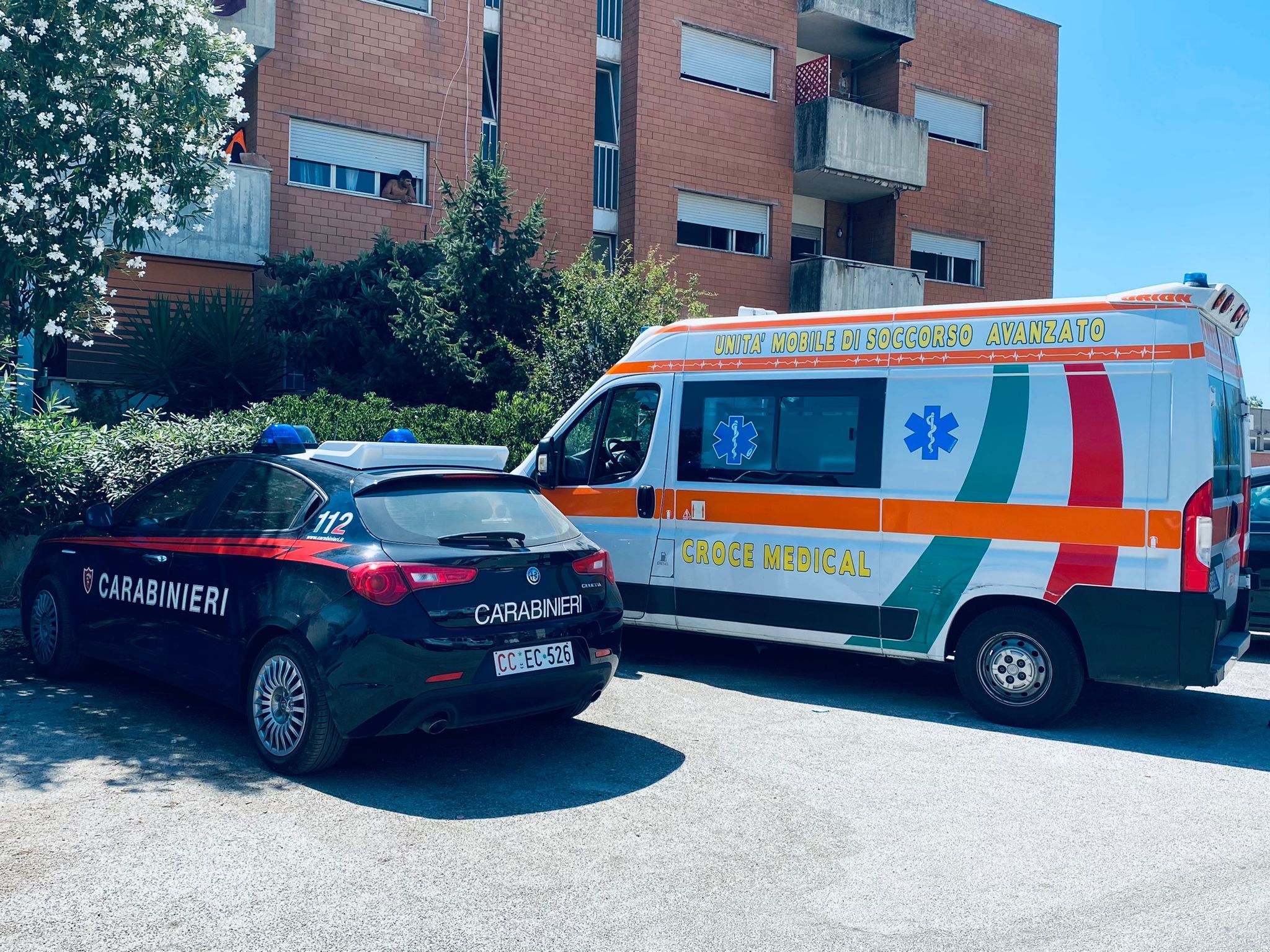 Carabinieri ambulanza per l'arresto dell'uomo violento a Roma maltrattamenti verso la ex