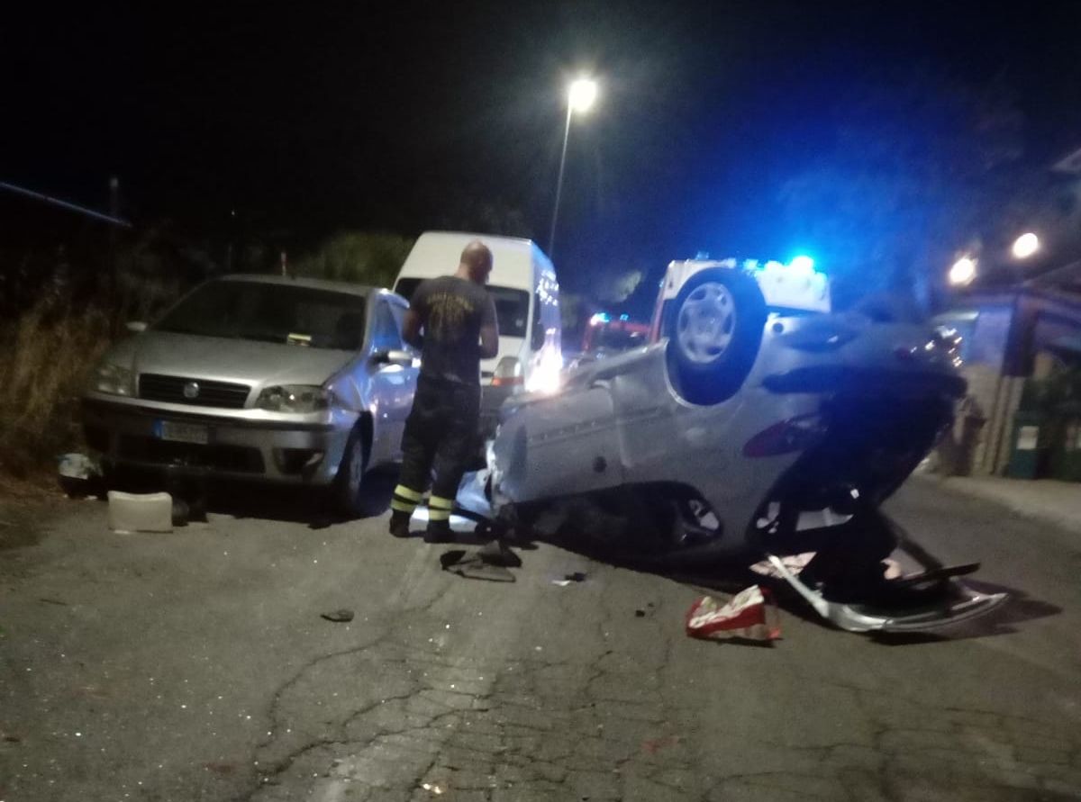 Auto ribaltata in Via davoli alla Borghesiana sabato notte