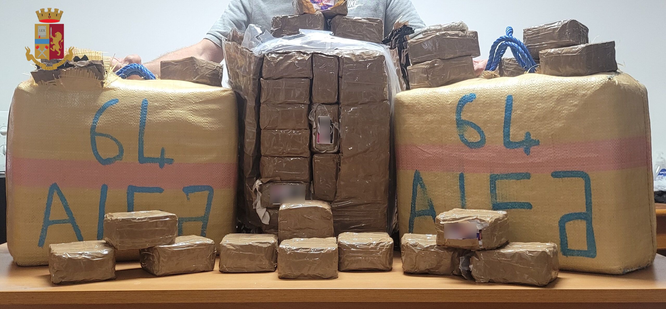 Hashish rinvenuto dagli agenti durante un controllo