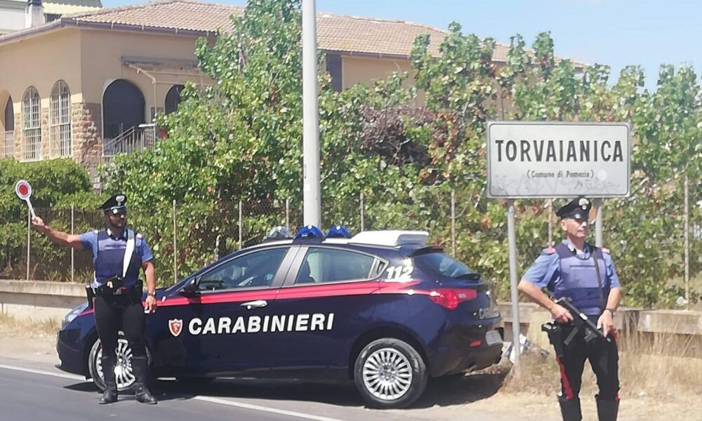 Posto di controllo dei Carabinieri 25enne li aggredisce e li minaccia