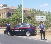 Posto di controllo dei Carabinieri 25enne li aggredisce e li minaccia
