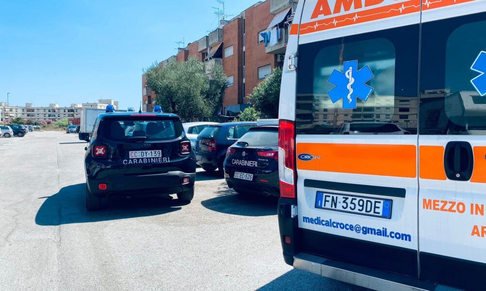 Ambulanza e Carabinieri intervenuti a Sabaudia per lo scoppio della caldaia