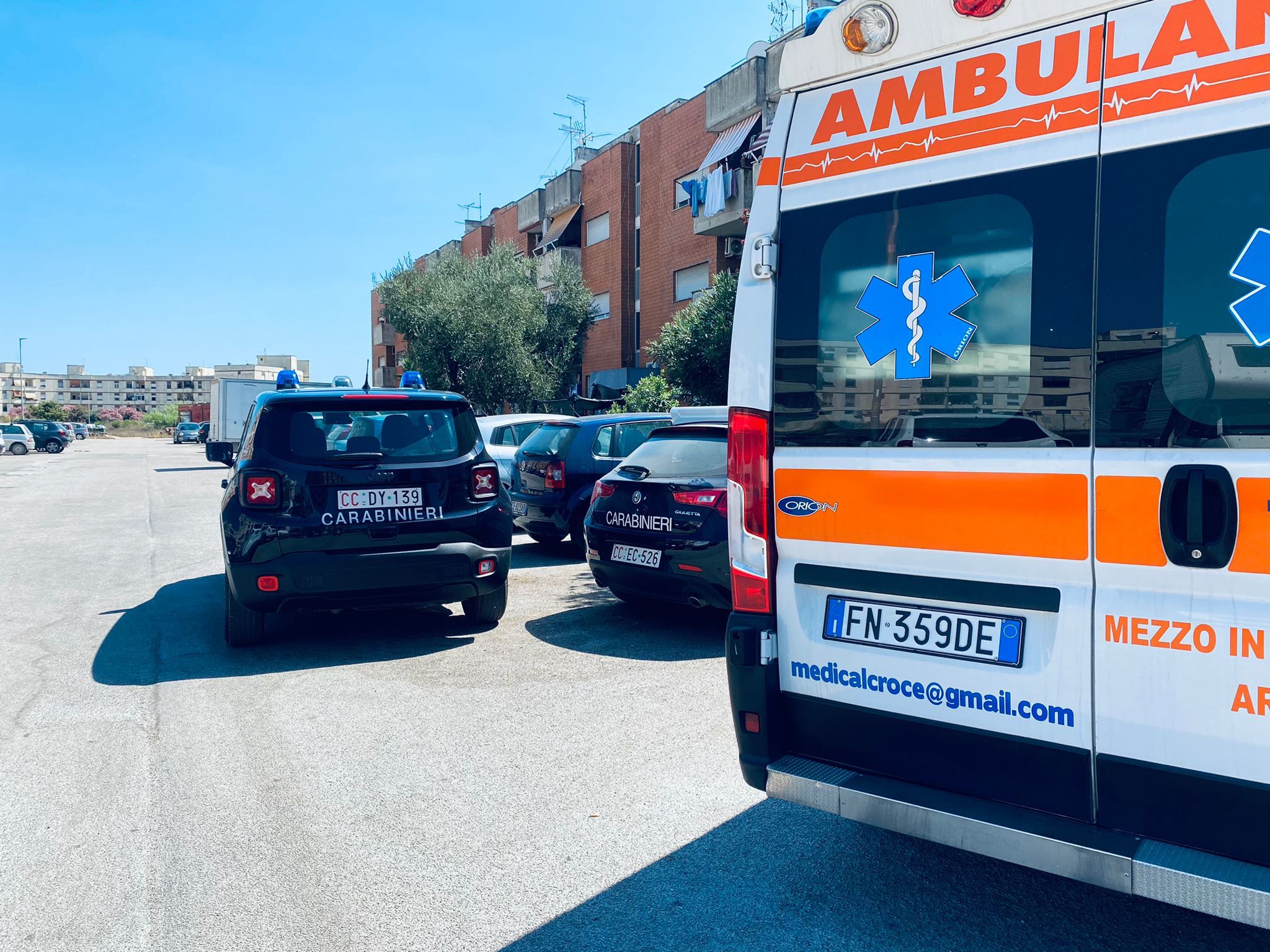 Ambulanza e Carabinieri intervenuti a Sabaudia per lo scoppio della caldaia