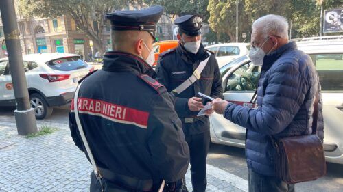 I militari spiegano agli anziani come non incorrere nelle truffe 