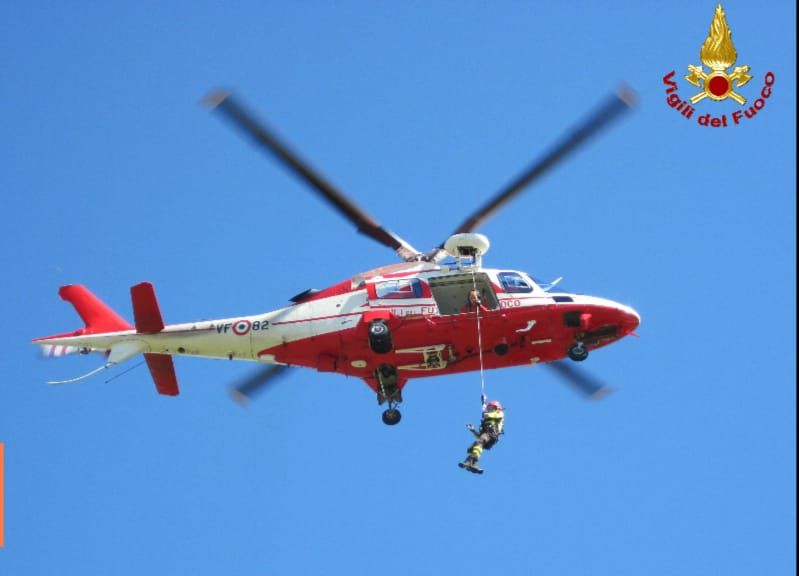 Escursione in montagna: due donne si perdono: salvate in elicottero dai Vigili del Fuoco
