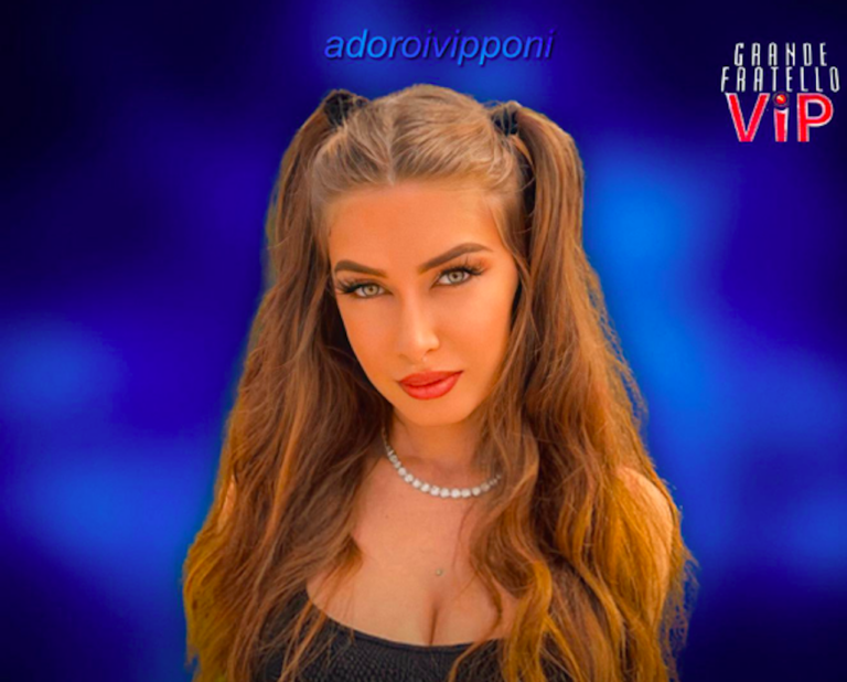 Elisa Esposito: la prof di Corsivo da TikTok a 0nlyFans