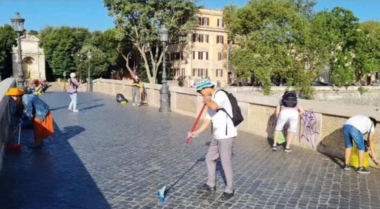 Giapponesi puliscono Roma