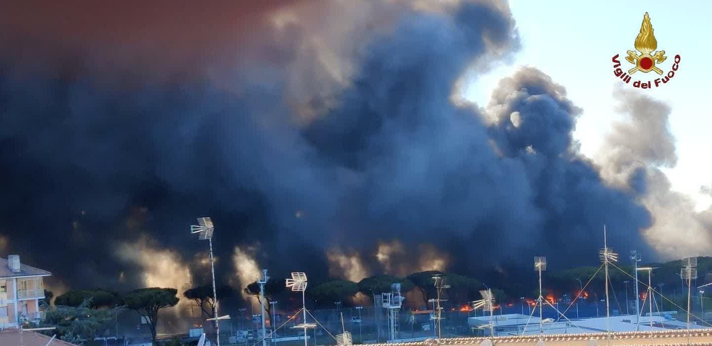 Densa nube di fumo nel parco di Centocelle a causa di un maxi incendio