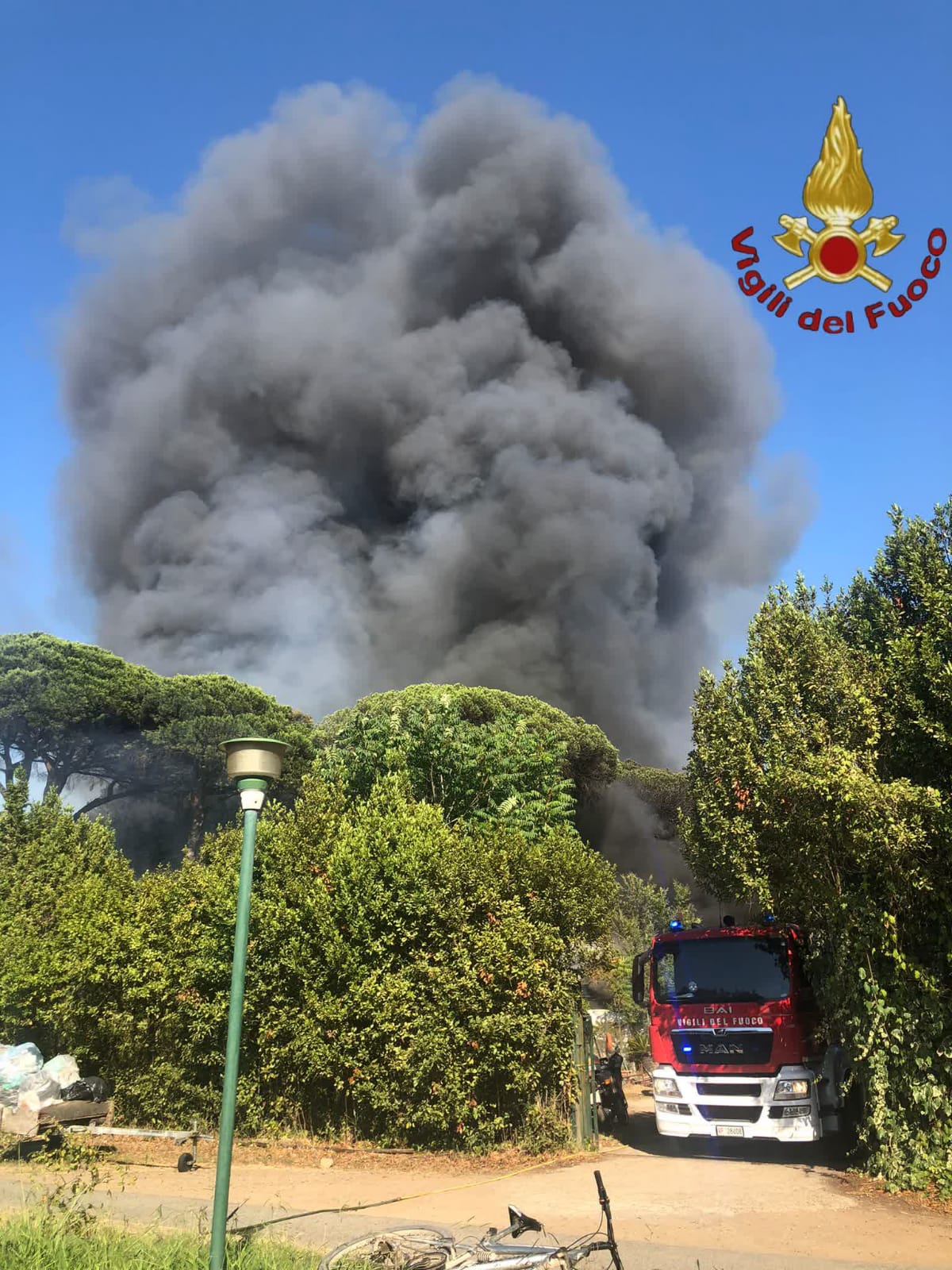 Colonna di fumo per incendio a Castel Fusano