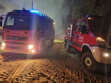 Incendio aprilia: rogo per tutta la notte