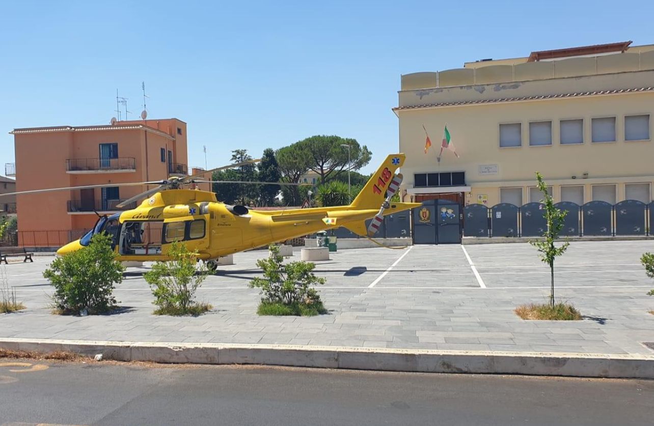 Incidente tra un'auto e una moto, intervento dell'eliambulanza