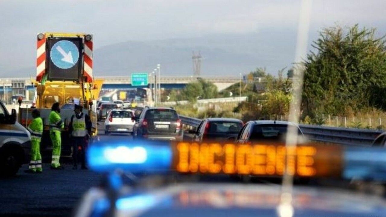 Scritta incidente per segnalare l'incidente mortale sulla Roma Civitavecchia di domenica scorsa 31 luglio