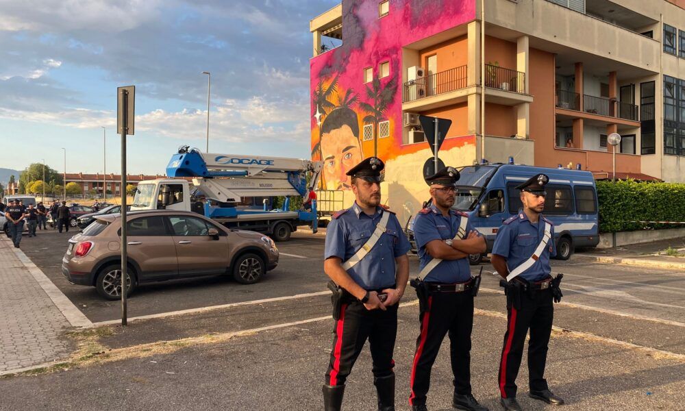 Intervento carabinieri e polizia per rimuovere murale per nicholas morto a 300km/h sul GRA