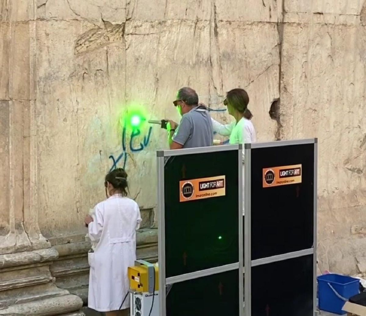 Torna il decoro al Pantheon: rimossa la scritta Aliens exist