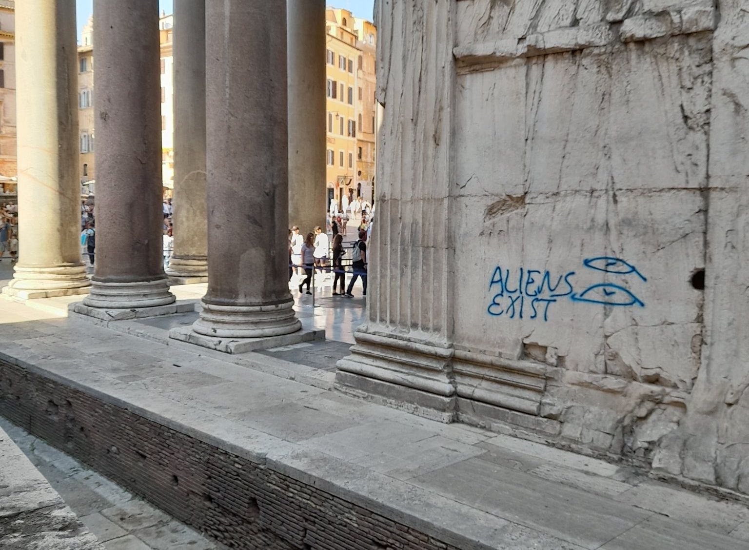 Imbrattato il Pantheon