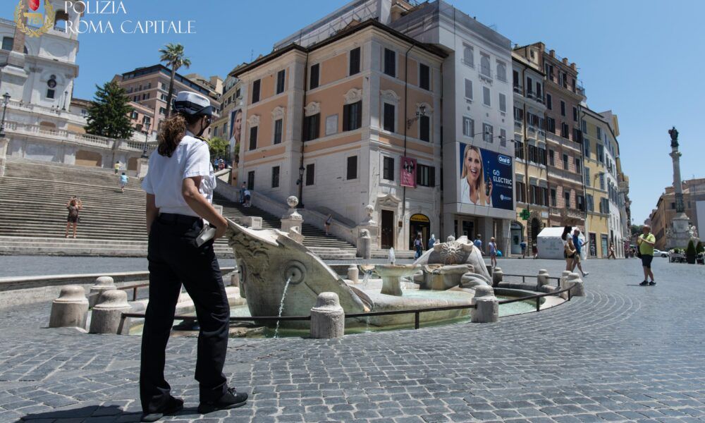 Agente polizia locale multa turista inglese che aveva immerso i piedi nella Barcaccia