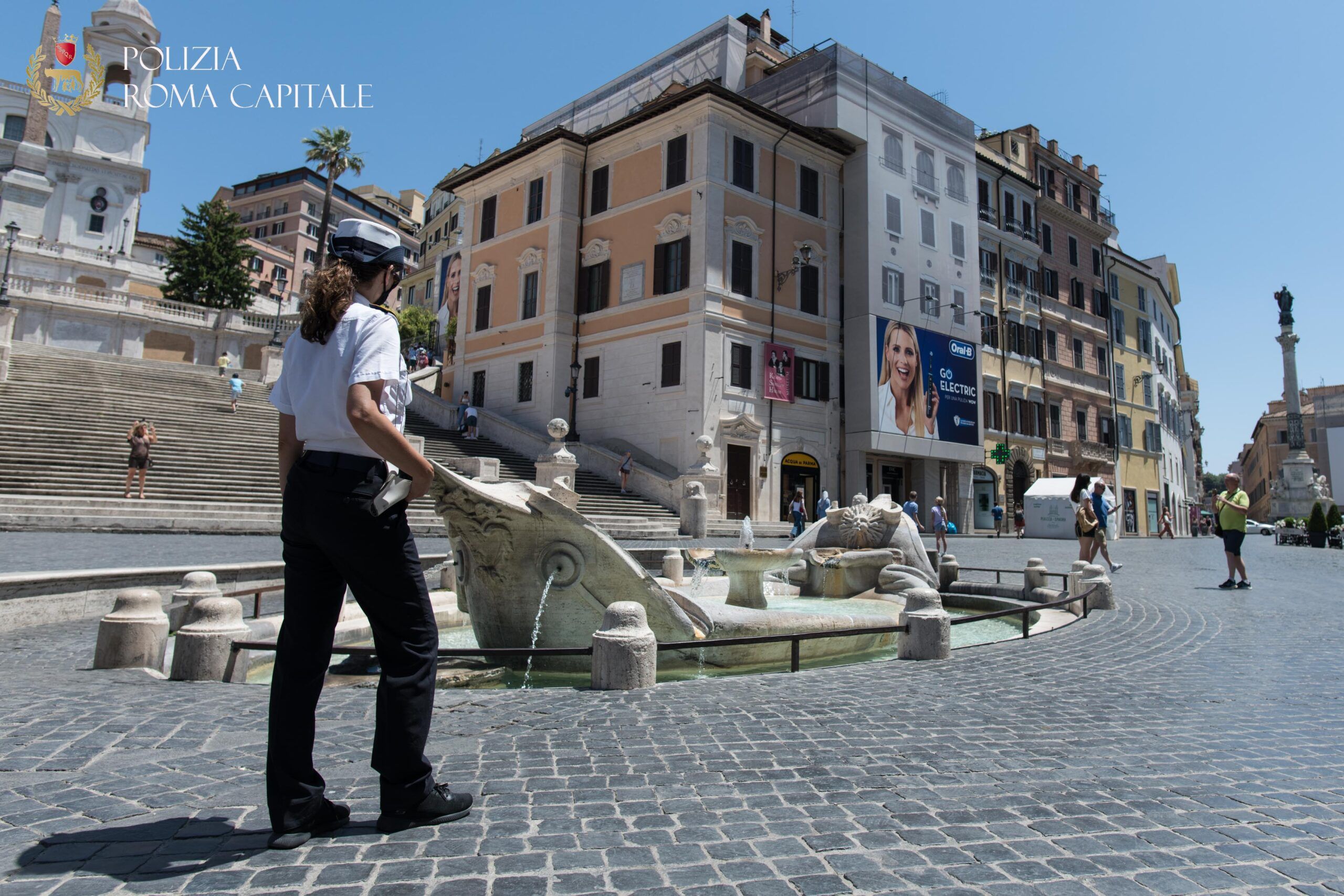 Agente polizia locale multa turista inglese che aveva immerso i piedi nella Barcaccia