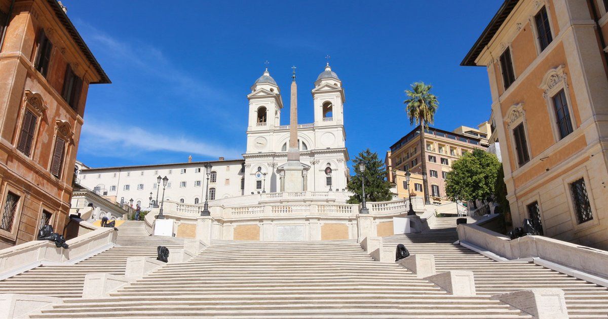 Un'idropulitrice guasta ha perso dell'olio e una persona è scivolata rompendosi un labbro. È successo vicino a Piazza di Spagna.