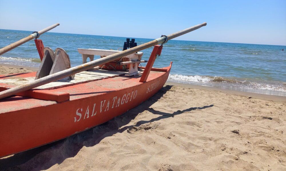 Ostia, secondo annegamento sventato dai bagnini presso il Ponte dei Pescatori. Paura per un uomo che è stato anche derubato