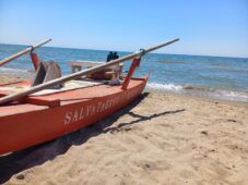 Ostia, secondo annegamento sventato dai bagnini presso il Ponte dei Pescatori. Paura per un uomo che è stato anche derubato