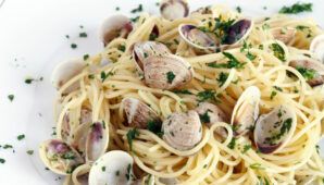 Mangia delle vongole in spiaggia e resta paralizzata