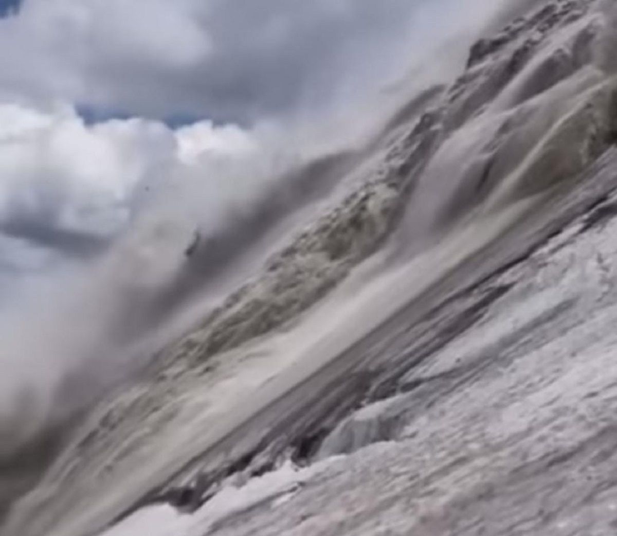 Tragedia sulla Marmolada: distacco enorme pezzo di ghiaccio