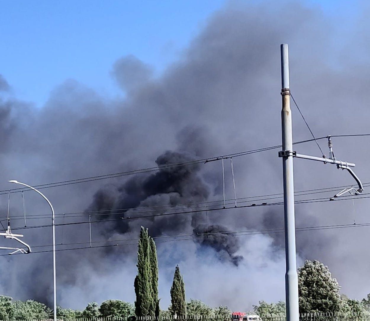 Incendio nel parco di Centocelle: densa e nera colonna di fumo visibile da tutta la città