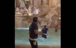 bagno nella fontana di Trevi