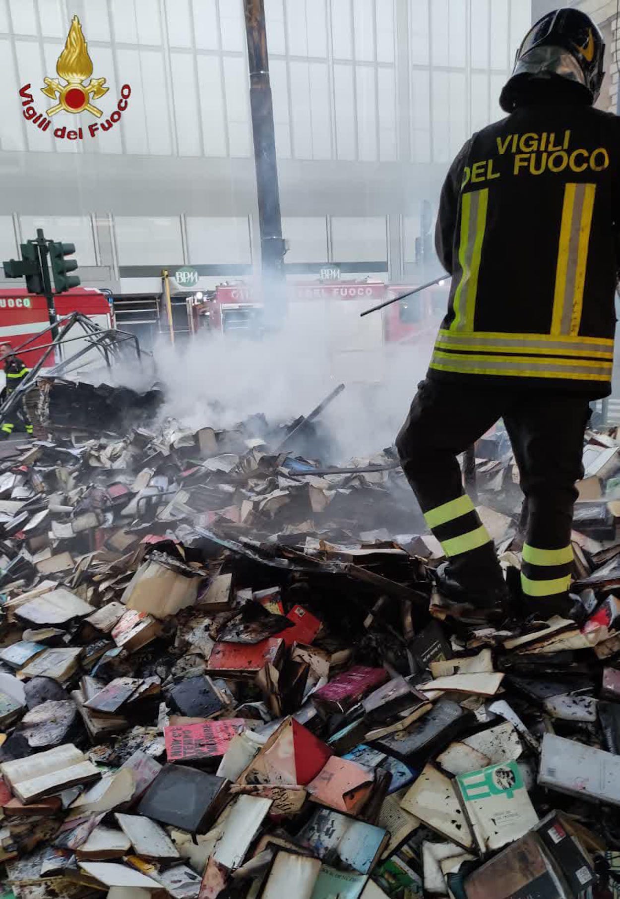 incendio bancarella libri usati