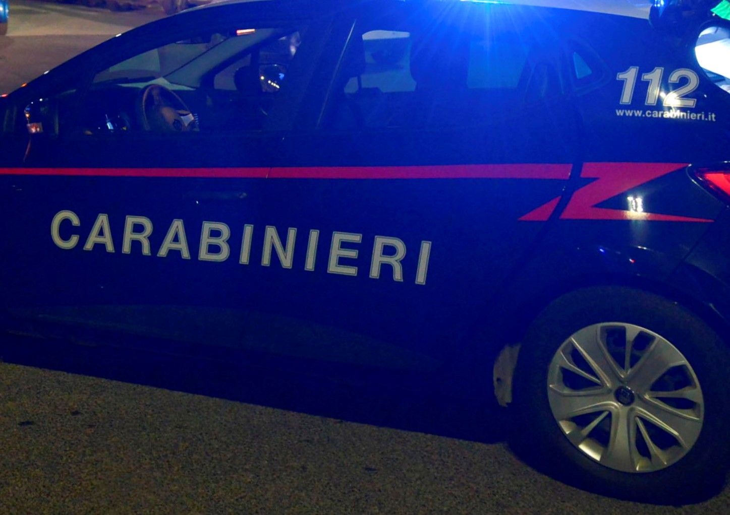 forza la colonnina di un distributore automatico, 33enne arrestato dai carabinieri
