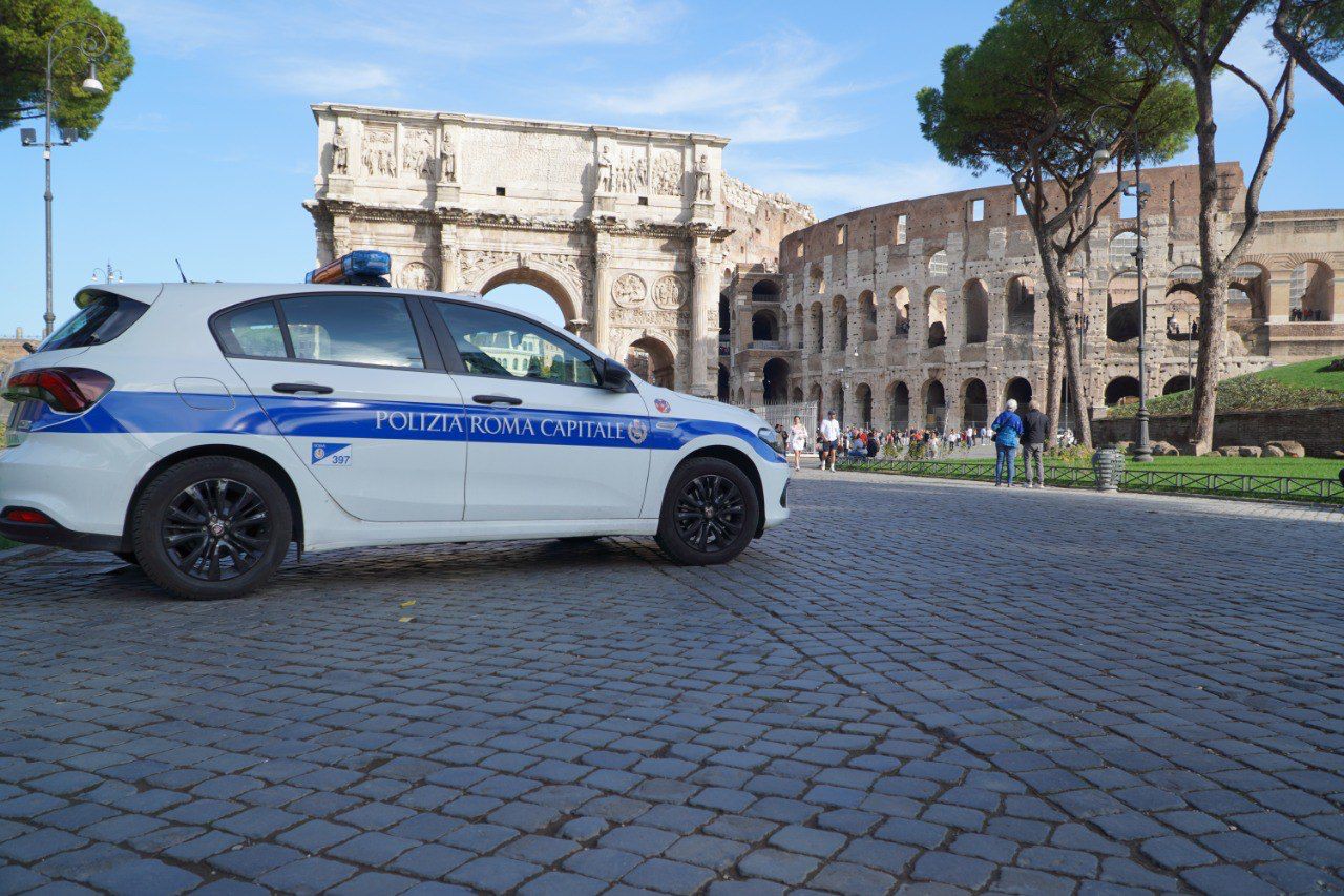 Polizia locale interviene al colosseo per una bambina caduta a terra a causa del caldo