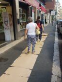 Passanti che camminano su via di Boccea