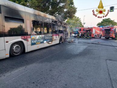 Incendio bus via Walter Tobagi