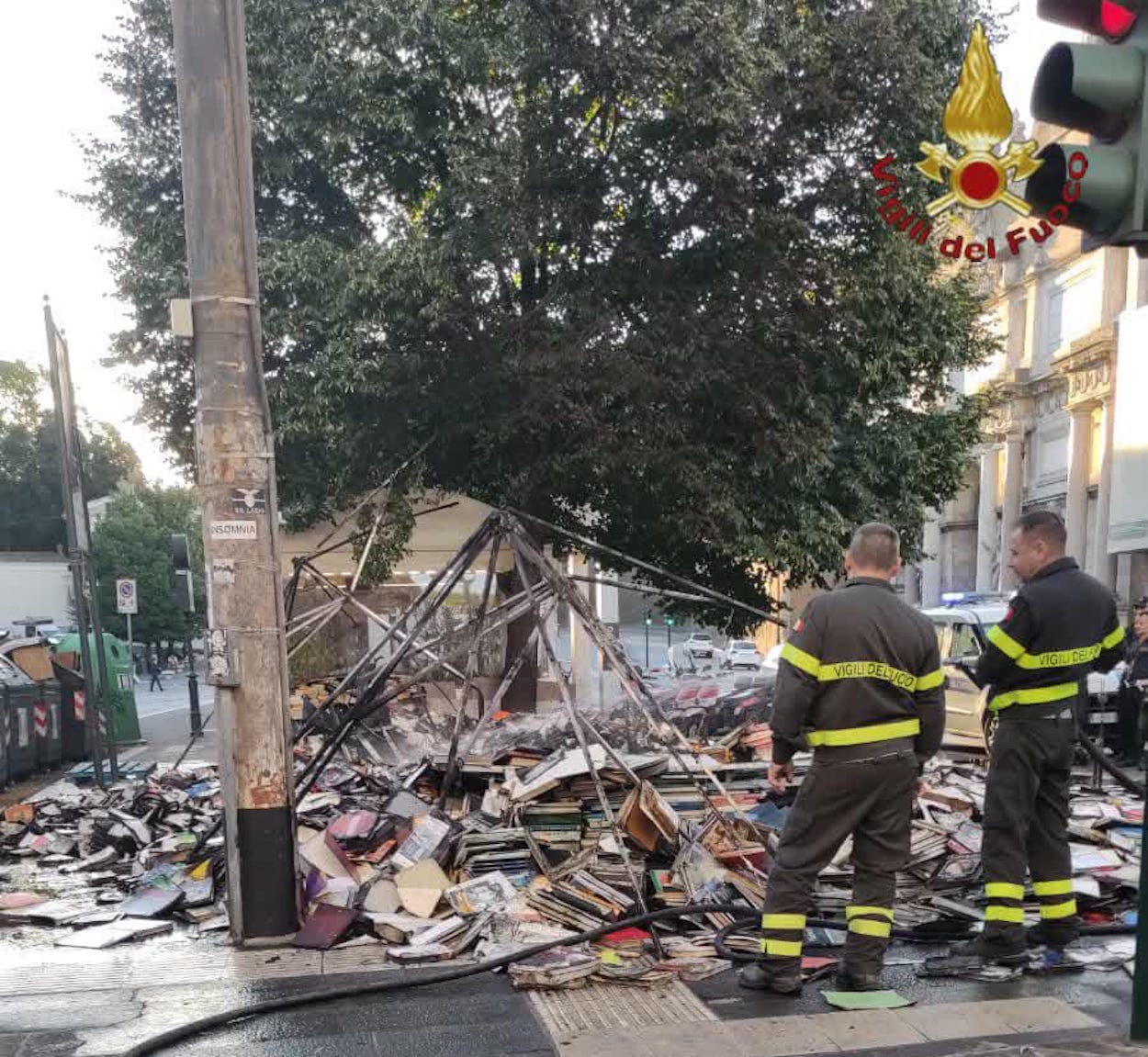 incendio bancarella libri usati: denunciato il piromane