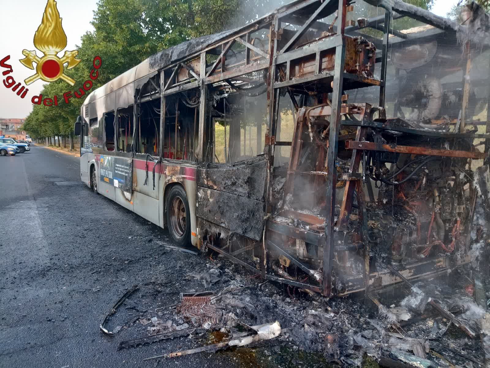 Incendio bus via Walter Tobagi